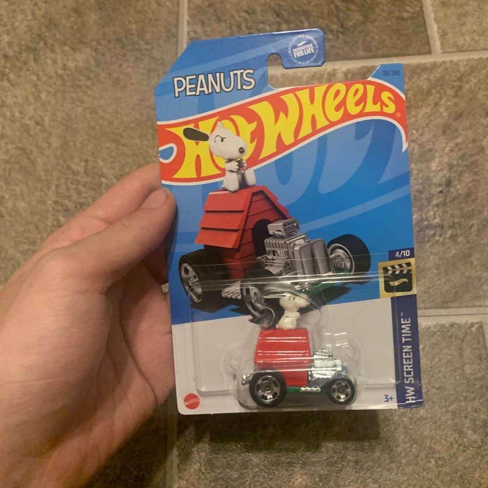 Hot Wheels Snoopy Doghouse Car Peanuts HW Screen Time 4/10 Red/white